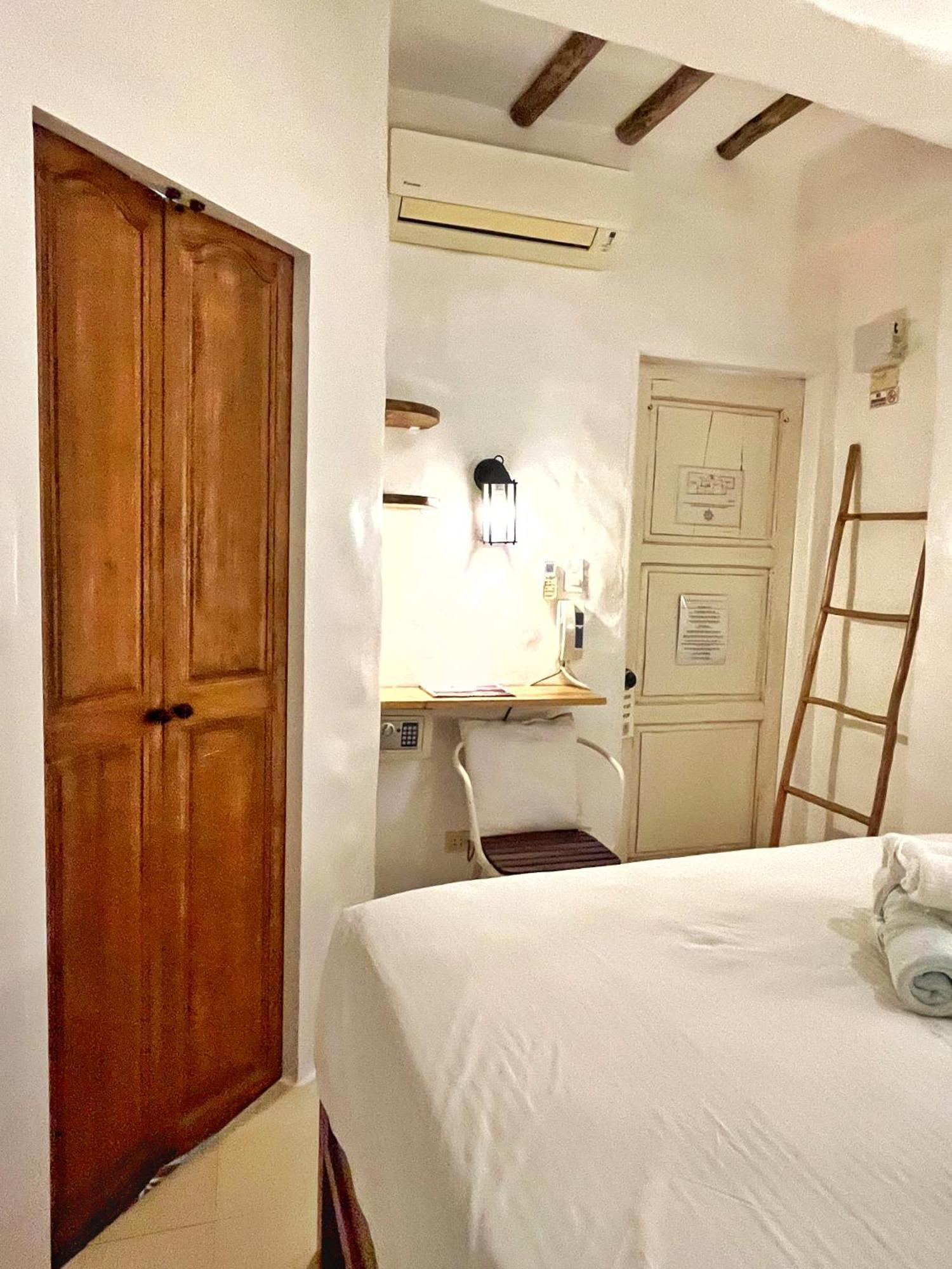 Lugar Bonito Hotel Balabag  Экстерьер фото