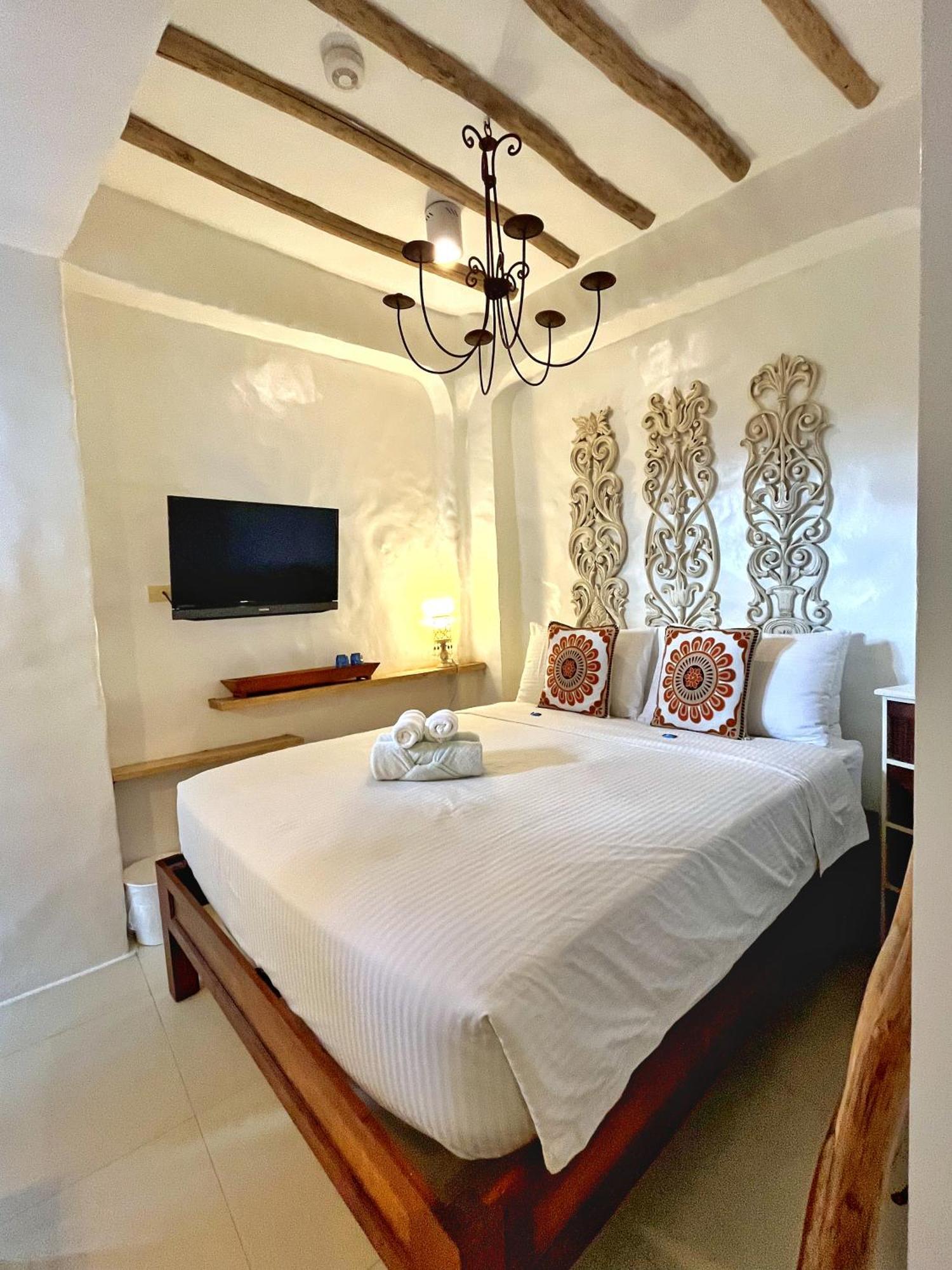 Lugar Bonito Hotel Balabag  Экстерьер фото