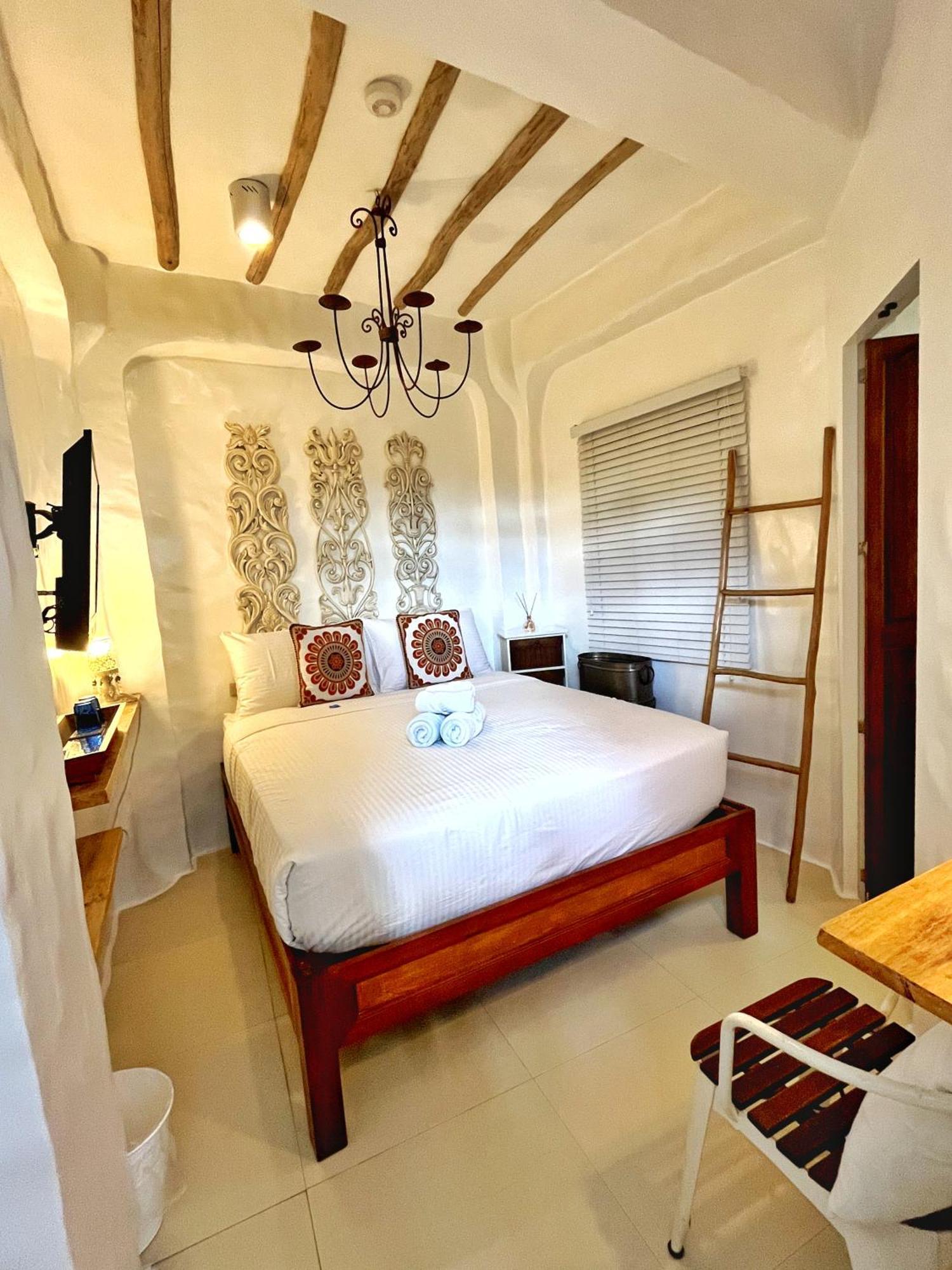 Lugar Bonito Hotel Balabag  Экстерьер фото