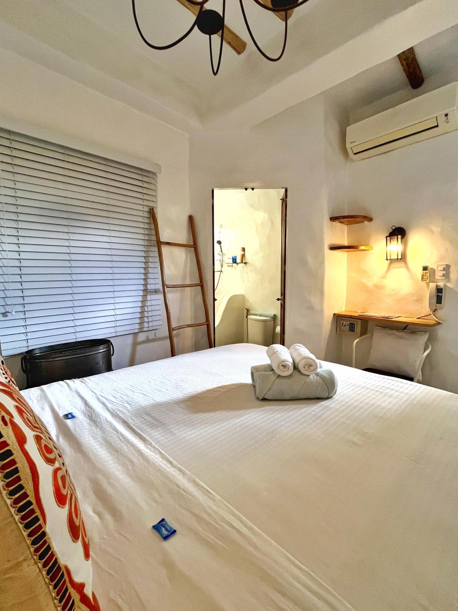 Lugar Bonito Hotel Balabag  Экстерьер фото